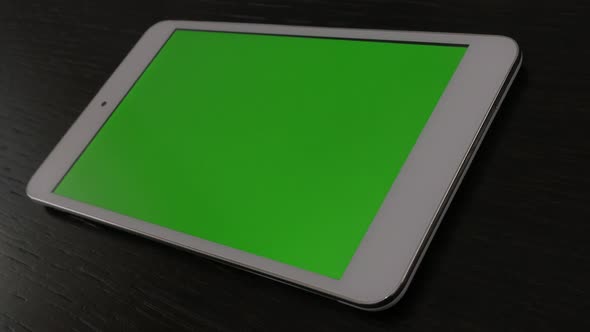 PC tablet green screen  computer on table slow panning 4K 2160p 30fps UltraHD footage - Blank chroma