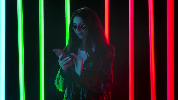 Portrait Pretty Young Beautiful Woman Stylish Sunglasses Is Texting Her Smartphone