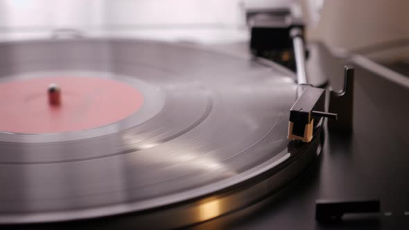 Automatically turning on vinyl record player.
