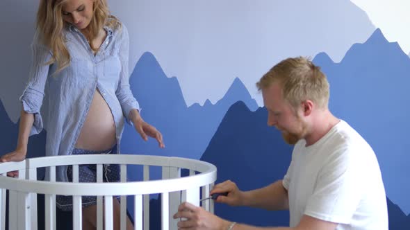 couple waiting for the baby collect his crib