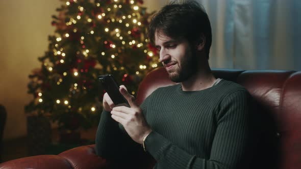 Man sends Christmas greetings with smartphone