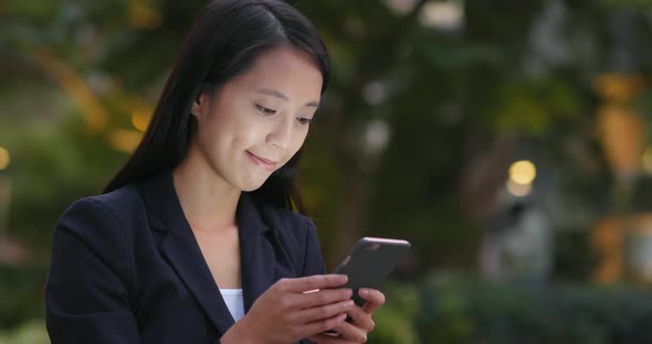 Young businesswoman use of cellphone at night