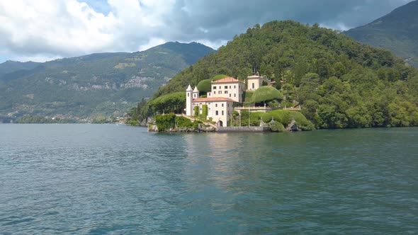 Sailing Past Villa Del Balbianello 3