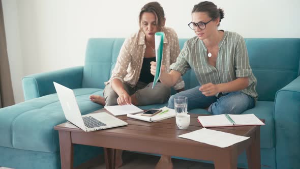 Two Women Young Entrepreneurs Defend Their Project By Video Call