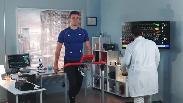Scientific Sports Laboratory: Doctor Coming To Monitor Athlete's Stress Testing alt