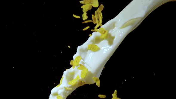 A stream of falling milk and corn flakes, Ultra Slow Motion alt