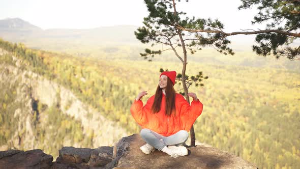 Free Happy Tourist Woman on Mountains , Enjoy the Beautiful Autumn