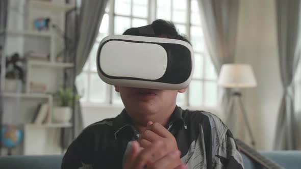 Boy Is Frightening Virtual Reality At Home