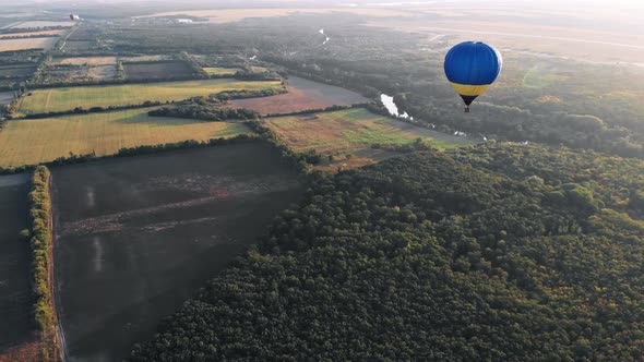 Beautiful balloons fly over the forest, park, city. alt