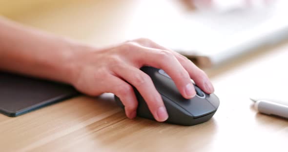 Close up of woman use of computer with mouse
