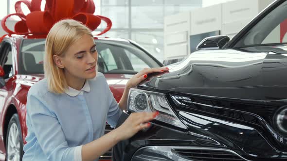 Beautiful Woman Smiling To the Camera While Exaining a New Automobile 1080p