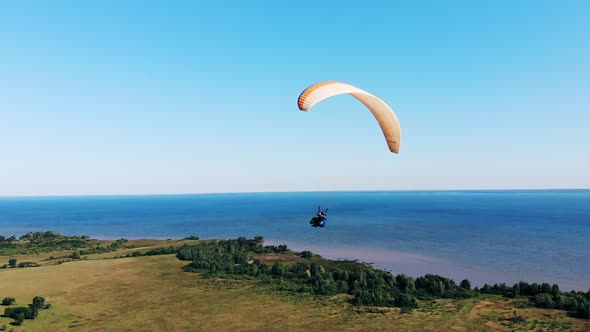 Parawing Flight of Two People in a Tandem