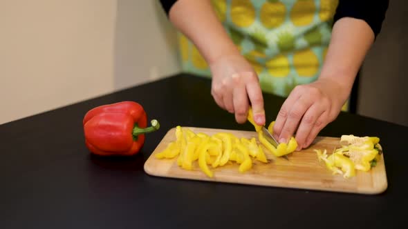 Cutting bell peppers into slices