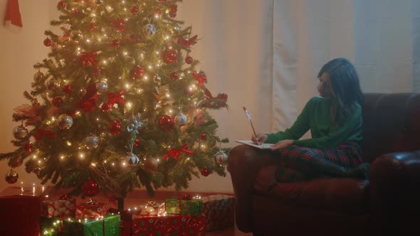 Girl writes letter to Santa Claus alt