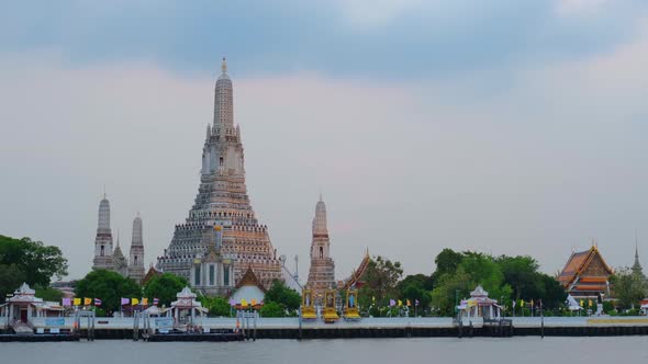 4K : Time lapse Landmark of bangkok Temple of Wat Arun