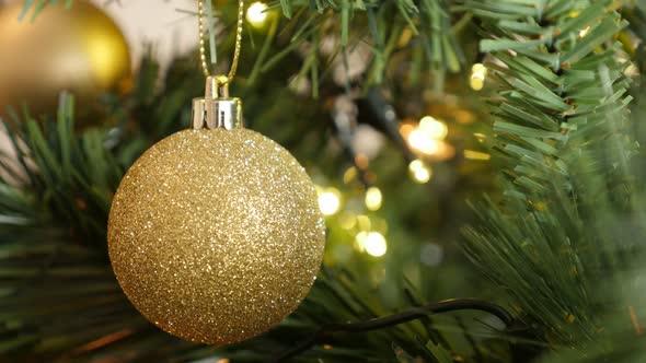 Gold color Christmas ornament 4K 2160p 30fps UltraHD footage - Shiny golden bauble on the artificial