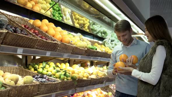 Young couple choosing fruits 