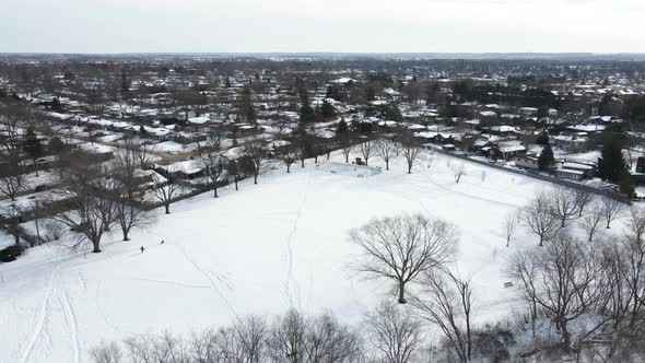 Aerial shot et Walker's Creek Park, Canada. People walking on frozen lake surface in a mighty white