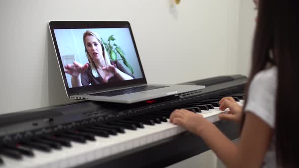 A Little Girl Learns to Play the Piano From Video Lessons