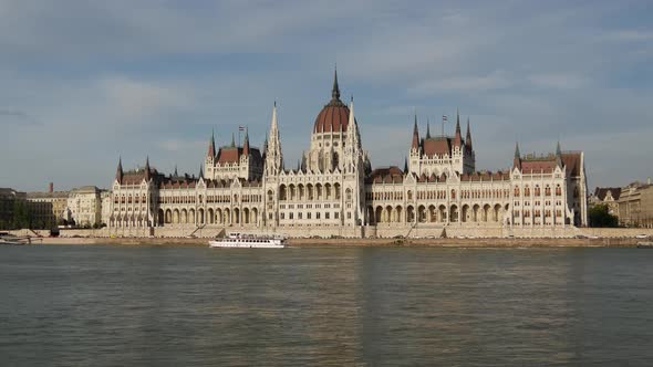 Time lapse from ferries and the Hungarian Parliament Building