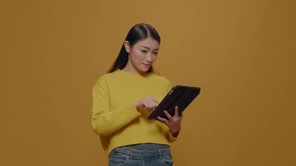 Focused Model Browsing Internet on Digital Tablet in Studio