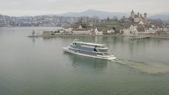 Orbit around a ferry in the port of Rapperswil with the famous castle.
