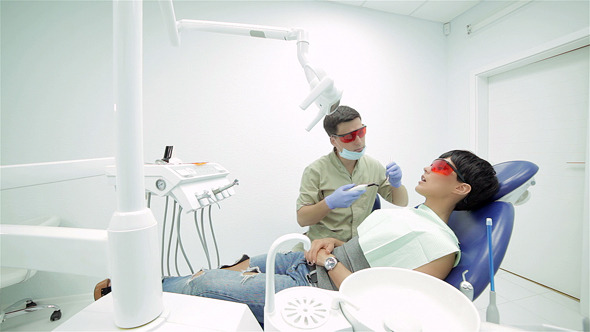 Dentist Puts Himself And Girl Protective Red Glass