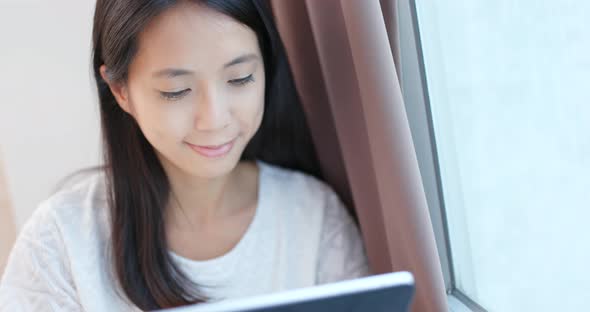 Young woman use of tablet computer at home