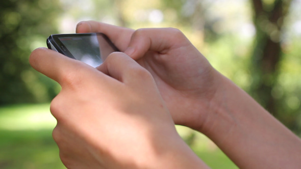 Using Smartphone 04 alt