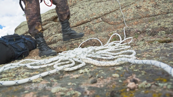 Climber Strikes Up Shoelaces alt