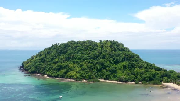 hyperlapse rotating shot of a small tropical island in the Indian Ocean off Madagascar