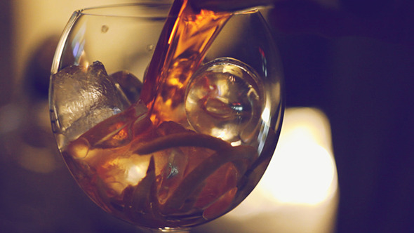 Bartender Makes a Cocktail alt