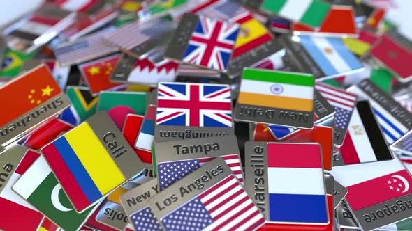 Souvenir Magnet with Leeds Text and Flag alt