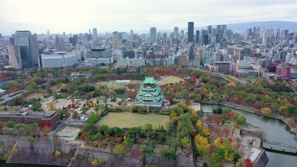 Osaka castle and building city at Osaka, japan in autumn.