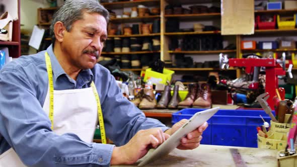 Shoemaker using digital tablet