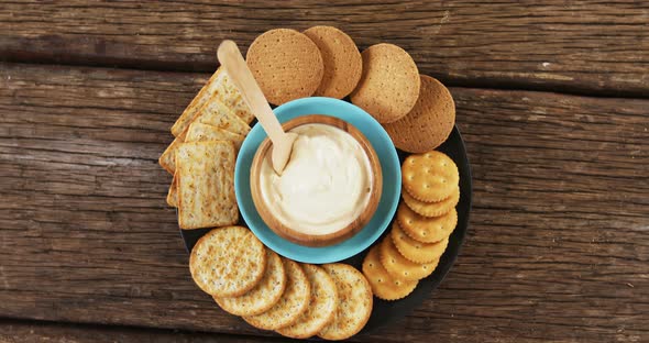 Cheese with crispy biscuits and bread