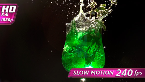 Ice Cubes Falling into a Cocktail alt