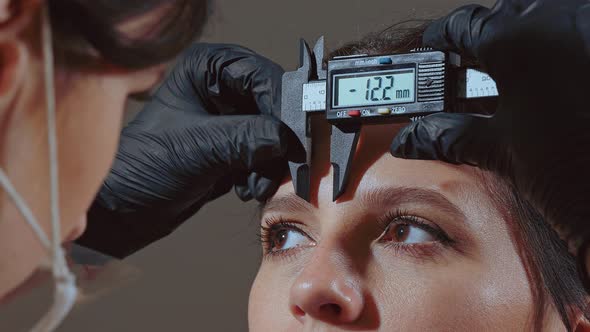 Master of Eyebrow Correction Makes Eyebrows