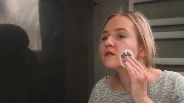 Pretty Woman Washes Off Makeup