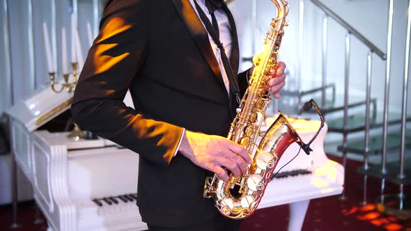 musician playing the saxophone close-up