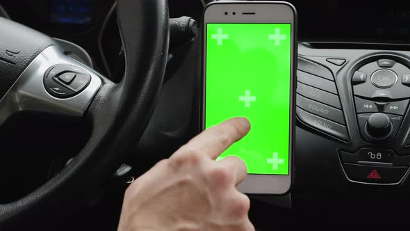 Using a Green Screen Smartphone on the Car Dashboard