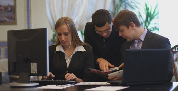 Business People Working at a Computer alt