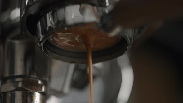 Closeup Pulling Espresso with Bottomless Portafilter