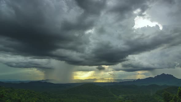 Thunderstorms on the horizon Time lapse.