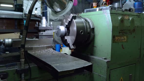 Metal fiber is rotating around big drill of steel metal lathe machine engine, technology