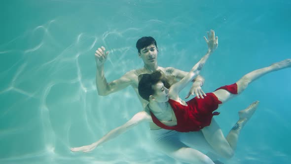 Couple Dancing Modern Choreography Underwater