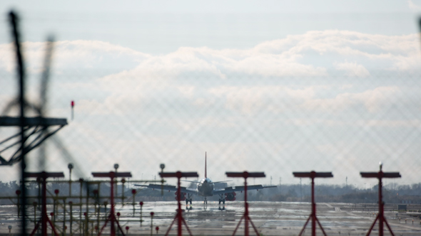 Plane Landing Barcelona Airport 13 alt