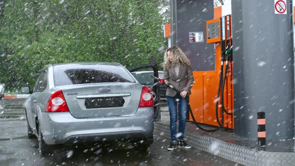 Curly Blonde Refueling Car alt