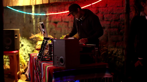 Cool Dj Behind The Turntables 20 alt