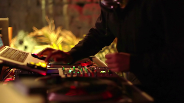 Cool Dj Behind The Turntables 25 alt